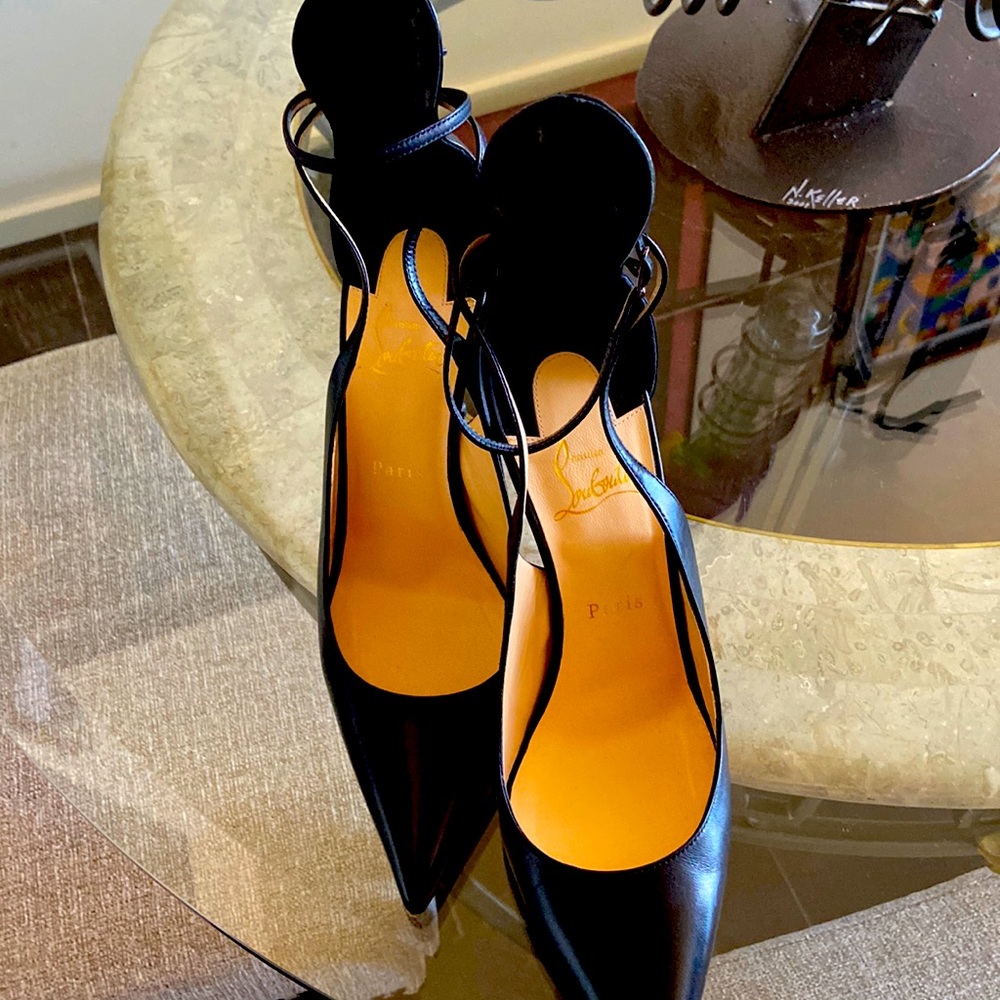 These beautiful shoes were wormed once. They are size 41 size.